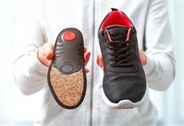 نمایش توضیحات اصلاح انحرافات پاشنه و مچ با کفش طبی مخصوص